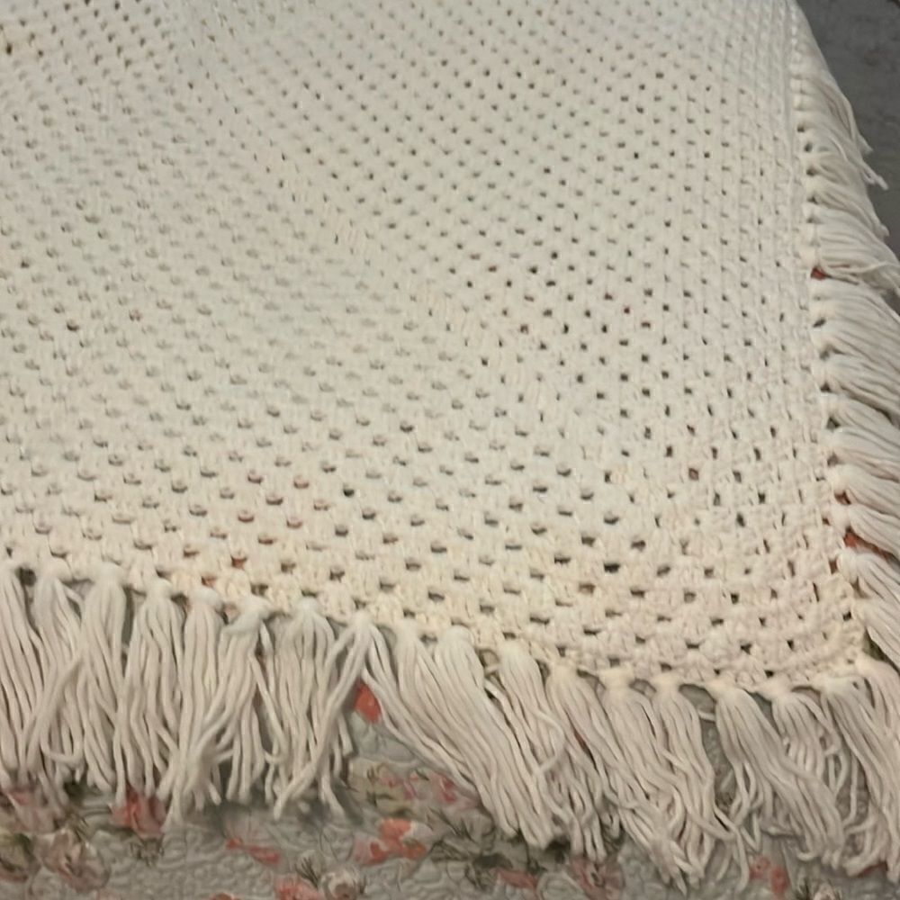 Hand crocheted throw - Picture 1 of 4